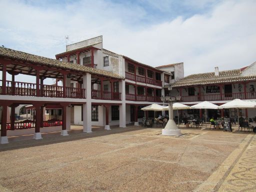 Puerto Lápice, Spanien, Plaza Manchega Portificada mit Restaurant