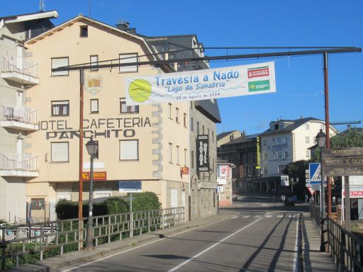 Lago de Sanabria, Schwimmwettbewerb 2024, Galende, Provinz Zamora, Spanien, Ortsdurchfahrt El Puente de Sanabria mit Plakat der Veranstaltung