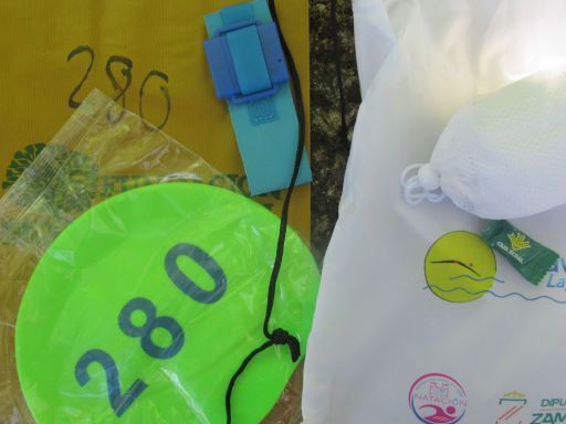 Lago de Sanabria, Schwimmwettbewerb 2024, Galende, Provinz Zamora, Spanien, Starterpaket mit Zeitmessung RFID Chip mit Klettband, Badekappe, Handtuch und Papiertüte