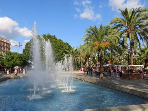 Sant Antoni de Portmany, Ibiza, Spanien, Springbrunnen am zentralen Platz am Hafen