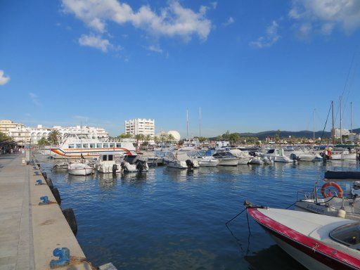 Sant Antoni de Portmany, Ibiza, Spanien, Hafen mit Booten und Fähre