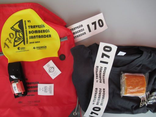 VI Travesía a nado, Bomberos, Semana Grande de Santander 2024, Schwimmwettbewerb, Santander, Spanien, Starterpaket mit Badekappe, Chip Zeitmessung, Tasche, Gutschein Paella, Gutschein Bier, T-Shirt und Kuchen