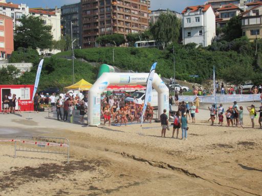 VI Travesía a nado, Bomberos, Semana Grande de Santander 2024,  Schwimmwettbewerb,  Santander, Spanien, Start Jugendliche 300 m