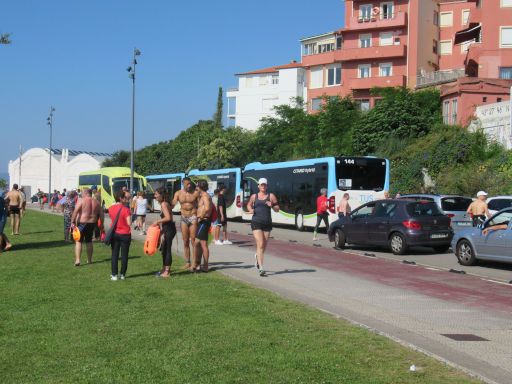 VI Travesía a nado, Bomberos, Semana Grande de Santander 2024,  Schwimmwettbewerb,  Santander, Spanien, Busse zum Start