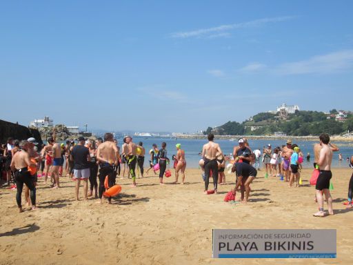 VI Travesía a nado, Bomberos, Semana Grande de Santander 2024,  Schwimmwettbewerb,  Santander, Spanien, Start 1500 m Playa Bikinis