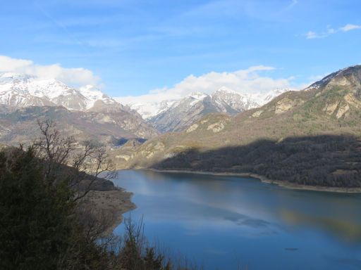 Region Tena Tal, Spanien, Blick auf den Stausee und die Skigebiete in den Pyrenäen