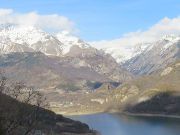Region Tena Tal, Spanien, Blick auf den Stausee und die Skigebiete in den Pyrenäen