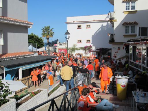 Koningsdag VIII 27 April 2024, Torremolinos, Spanien, Calle Francia Blick Richtung Calle San Ginés und Calle de Chiriva