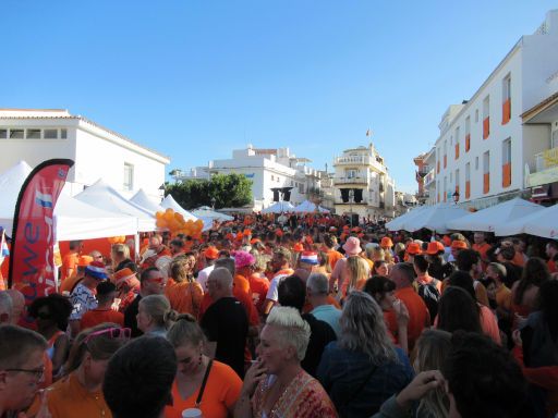 Koningsdag VIII 27 April 2024, Torremolinos, Spanien, Plaza Chiriva Blick Richtung Calle San Ginés