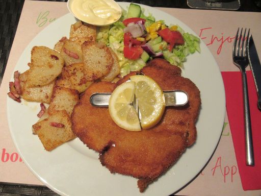 La Casa de Schnitzel, Torremolinos, Spanien, Schnitzel mit Bratkartoffeln