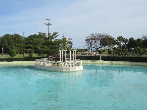 Park La Batería, Torremolinos, Spanien, künstlicher See mit künstlicher Insel