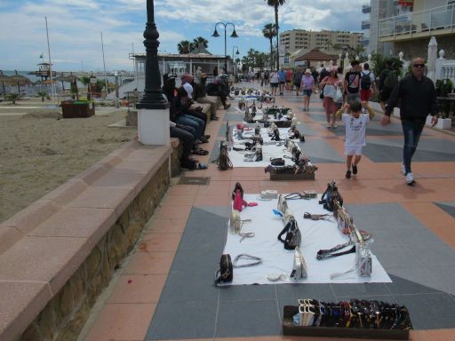 Strandpromenade illegale Verkäufer, Torremolinos, Spanien, Paseo Marítimo Sonnenbrillen Handtaschen