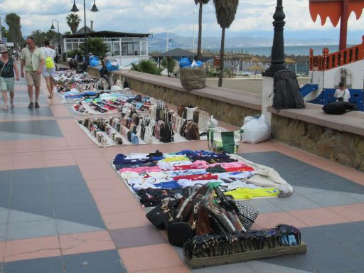 Strandpromenade illegale Verkäufer, Torremolinos, Spanien, Paseo Marítimo, Trikots, Sonnenbrillen Handtaschen