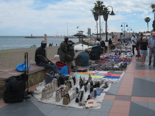 Strandpromenade illegale Verkäufer, Torremolinos, Spanien, T-Shirts und Taschen