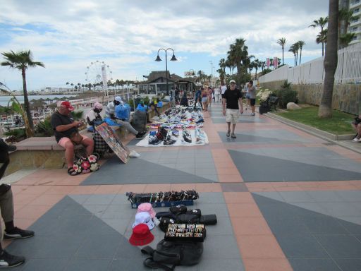 Strandpromenade illegale Verkäufer, Torremolinos, Spanien, Hüte und Turnschuhe