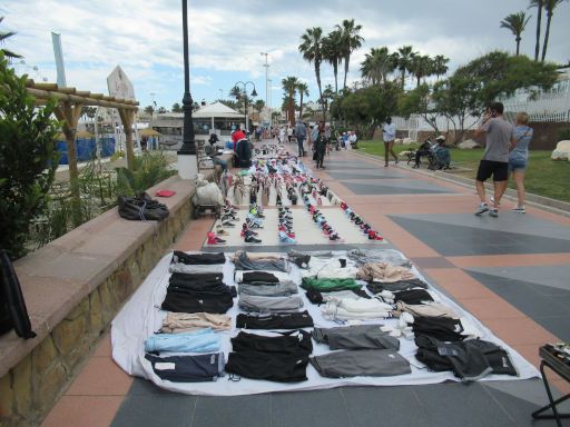 Strandpromenade illegale Verkäufer, Torremolinos, Spanien, Handtaschen, Sportschuhe und Shorts