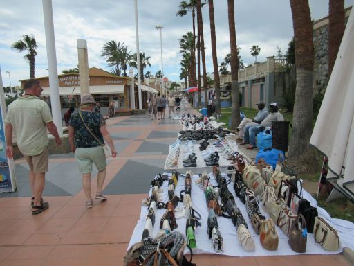 Strandpromenade illegale Verkäufer, Torremolinos, Spanien, Illegale Verkäufer beim Chiringuito Rafel