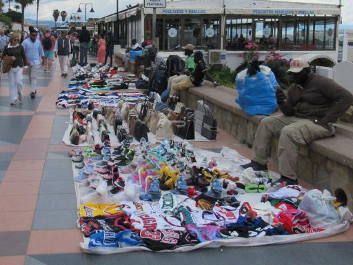 Strandpromenade illegale Verkäufer, Torremolinos, Spanien, Blick Richtung Norden