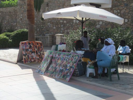 Strandpromenade illegale Verkäufer, Torremolinos, Spanien, mobiler Stand Haare flechten / Zöpfe im September 2024