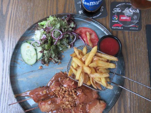 The Launch, niederländisches Restaurant, Bar & Café, Torremolinos, Spanien, drei Hühnchenspieße mit Erdnusssoße, Pommes, Ketchup und Salat