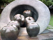 Villaviciosa, Spanien, Skulptur Äpfel und Hut