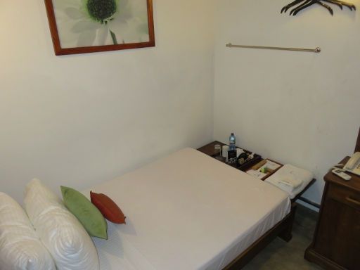 Lespri Grand, Negombo, Sri Lanka, Zimmer 12 mit Bett, Wasser, Ablage und Fernbedienung Klimaanlage