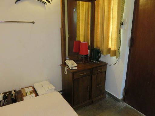 Lespri Grand, Negombo, Sri Lanka, Zimmer 12 mit Garderobe, Spiegel, Tisch, Wasserkocher, Fenster und Eingangstür