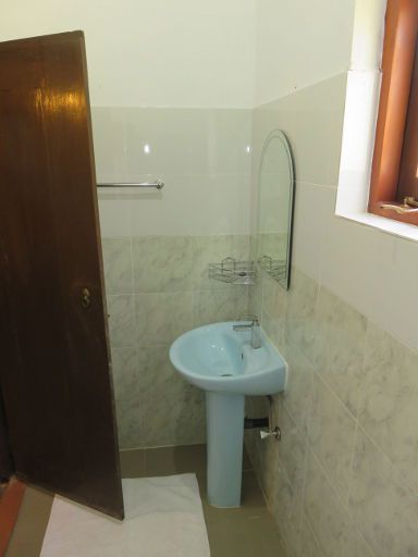Lespri Grand, Negombo, Sri Lanka, Badezimmer mit Waschtisch und Tür zum Zimmer