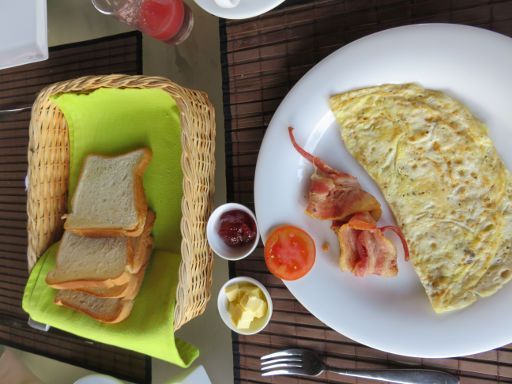 Lespri Grand, Negombo, Sri Lanka, Frühstück mit 4 Scheiben Toast Omelette und Bacon