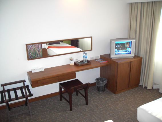Narai Hotel Bangkok, Thailand, Standard Zimmer mit Fernseher, Tisch, Kofferablage, Stuhl