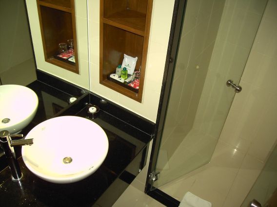 Narai Hotel Bangkok, Thailand, Bad mit Waschbecken, WC und Duschkabine
