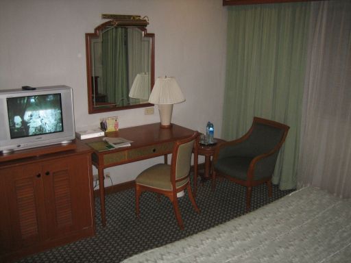 Narai Hotel Bangkok, Thailand, älteres Zimmer mit Fernseher, Tisch, Kofferablage und Stühlen