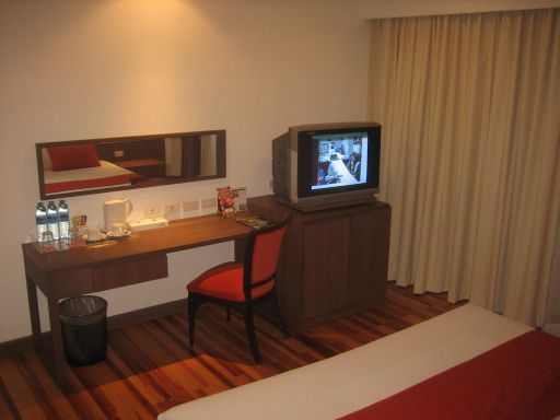 Narai Hotel, Bangkok, Thailand, Superior Room, Fernseher, Tisch, Wasserkocher, Kaffee, Tee, Spiegel