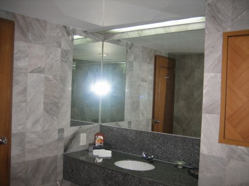 Rembrandt Hotel, Bangkok, Thailand, Badezimmer mit WC, Badewanne und Waschtisch