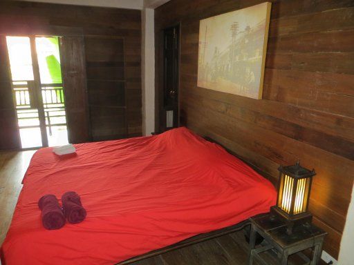 Baan Gong Kham, Chiang Mai, Thailand, Zimmer 304 mit Doppelbett, Nachttisch, Nachttischleuchten und Tür zum Balkon