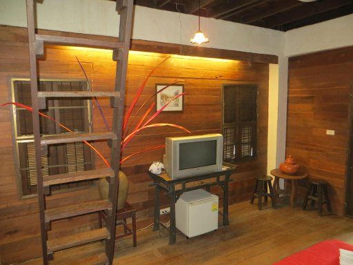 Baan Gong Kham, Chiang Mai, Thailand, Zimmer 304 mit Fernseher, Kühlschrank, Fenster und zwei Hocker