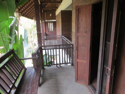 Baan Gong Kham, Chiang Mai, Thailand, Zimmer 304 Balkon mit Holzbank