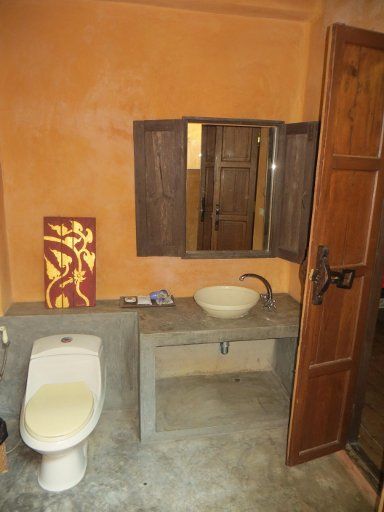 Baan Gong Kham, Chiang Mai, Thailand, Zimmer 304 Badezimmer mit WC und Waschtisch