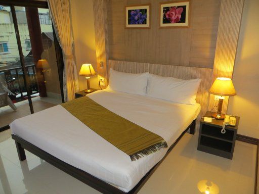 Casa Del M Resort, Patong, Phuket, Thailand, Zimmer 216 mit Doppelbett, Nachttisch, Nachttischleuchten und Balkontür