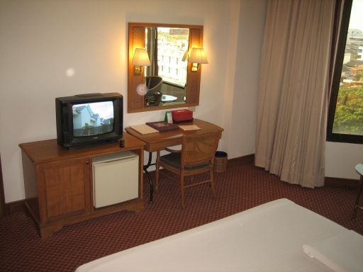 Laithong Hotel, Ubon Ratchathani, Thailand, Fernseher, Schreibtisch, Minibar, Spiegel