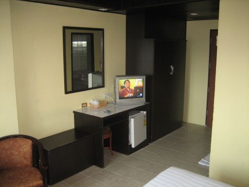 New Day Night Hotel, Pattaya, Thailand, Standard Zimmer mit Kofferablage, Tisch, Fernseher, Kühlschrank und Wandschrank