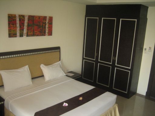 Q.D. Sweets Mansion, Pattaya, Thailand, Zimmer mit Doppelbett, großem Einbauschrank mit elektronischen Minisafe
