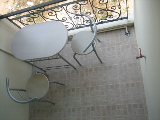 Q.D. Sweets Mansion, Pattaya, Thailand, kleiner Balkon mit zwei Stühlen und einem Tisch