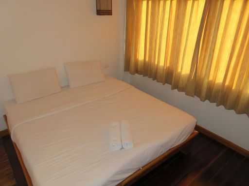Sukkasem Hotel, Nan, Thailand, Zimmer 310 mit Doppelbett, Vorhänge und Fenster