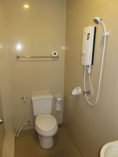 Sukkasem Hotel, Nan, Thailand, Zimmer 310 Badezimmer mit WC und Dusche