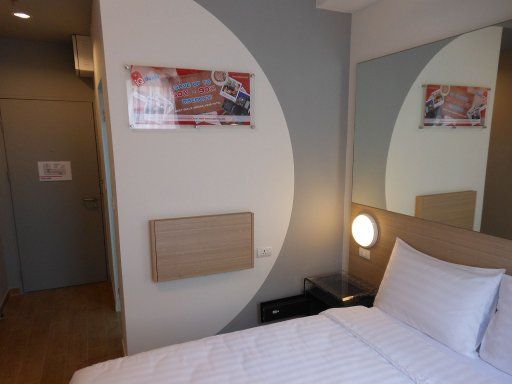 Tune Hotel, Pattaya, Thailand, Zimmer 219 mit Bett, Klapptisch, Nachttisch und Mini Safe