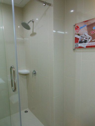 Tune Hotel, Pattaya, Thailand, Zimmer 219 Badezimmer mit Regenschauerdusche