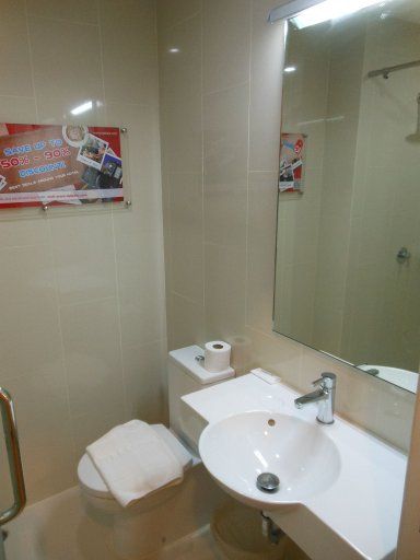 Tune Hotel, Pattaya, Thailand, Zimmer 219 Badezimmer mit Waschbecken und WC