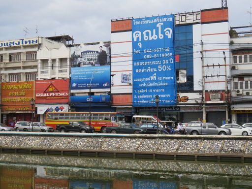 Nakhon Ratchasima, Thailand, Häuser komplett mit Werbung bedeckt 
