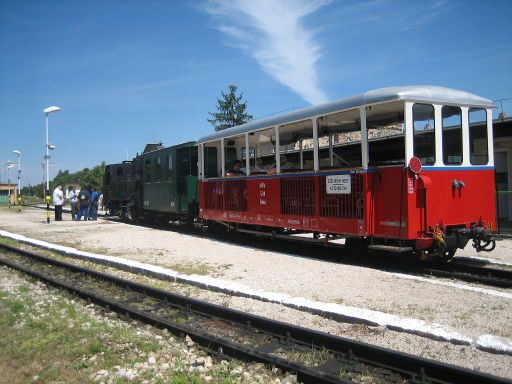 Kindereisenbahn, Budapest, Ungarn, Zug in der Station Széchenyihegy